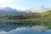 12 Il Rif. Calvi visto dal Lago Rotondo